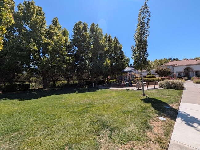 Building Photo - Well-Appointed Fairfield 3/2.5 Home with E...