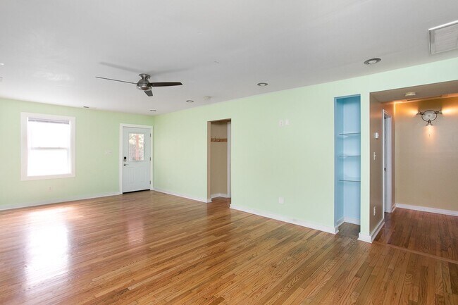 Building Photo - Beautiful and Spacious 5 Bedroom + 3 Bath Home w/ Office close to Downtown!