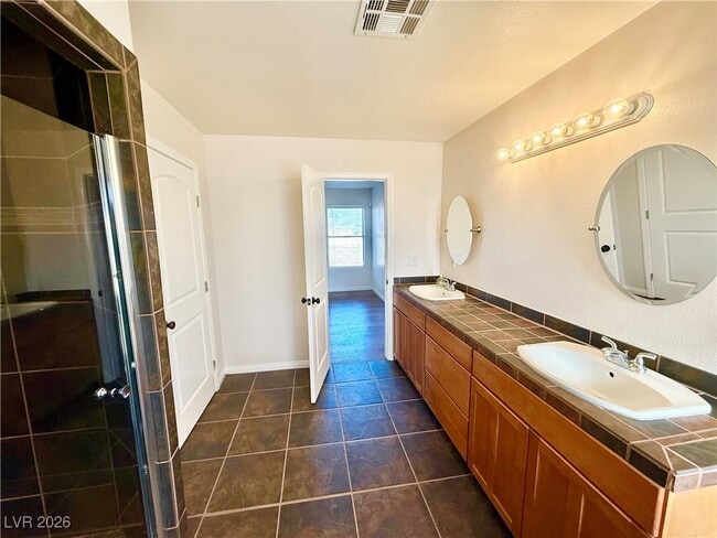 Building Photo - 1100 Dollar St