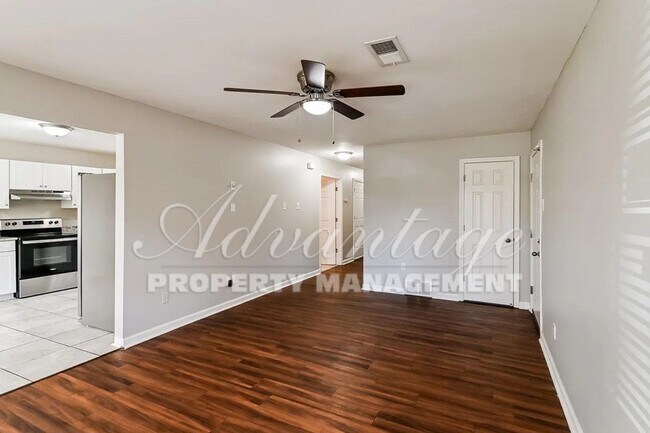 Building Photo - Gorgeous 3 bedroom 2 bathroom home in West...