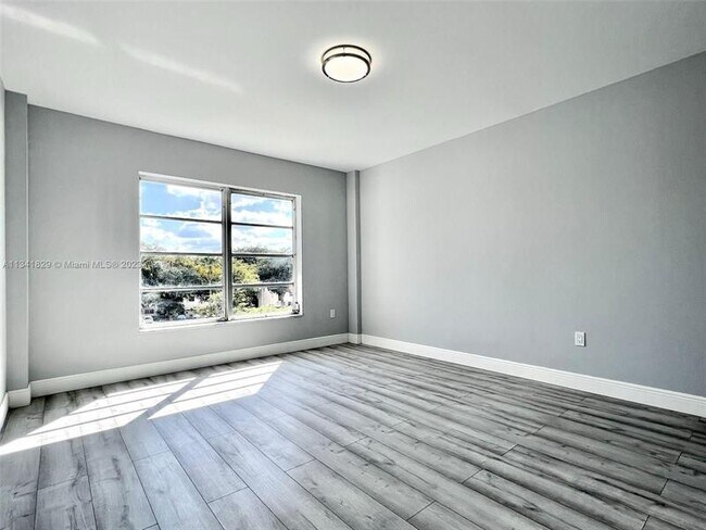 Building Photo - 4174 Inverrary Dr