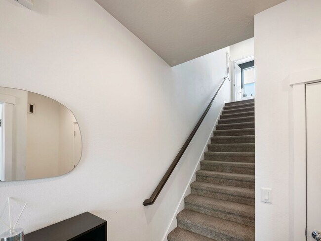 Building Photo - 2423 W Bridge Ave