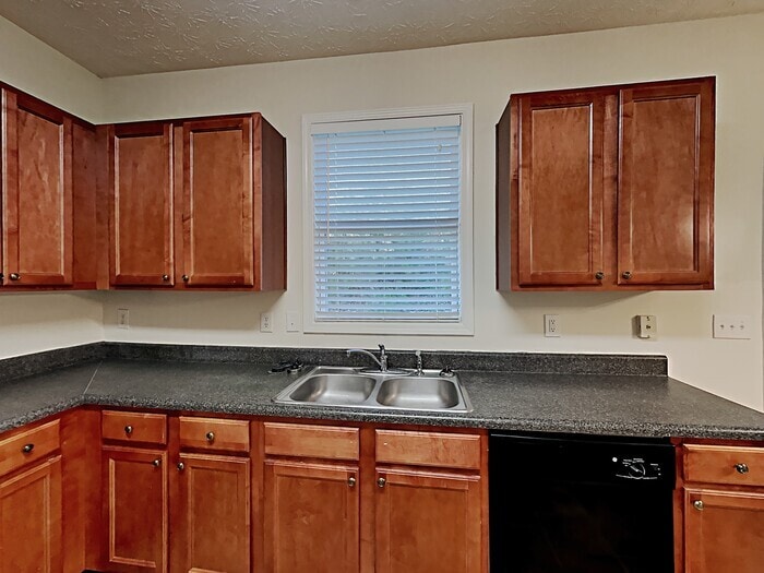 Building Photo - 2400 Village Green Dr