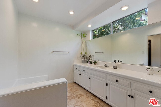 Building Photo - 4713 Bedel St