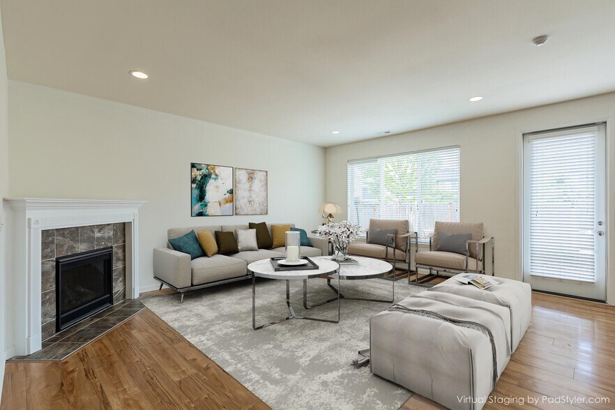 Living - 1124 27th St NW