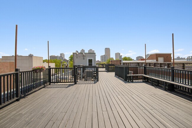 Building Photo - 2632 N Halsted St