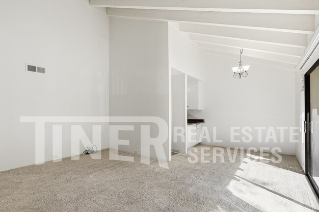 Building Photo - 730 Woodside Ln E