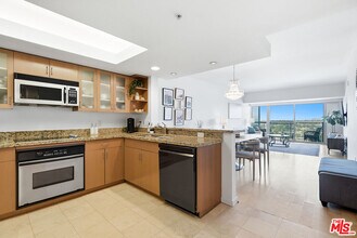 Building Photo - 13700 Marina Pointe Dr