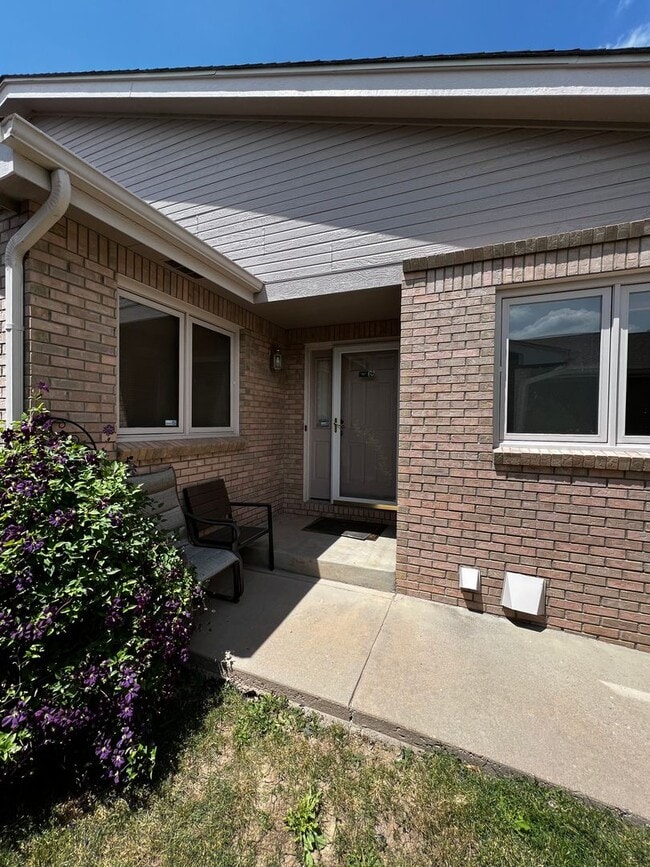 Building Photo - 4 Bed 3 Bath Townhouse in West Fort Collins!