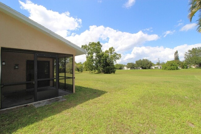 Building Photo - 2058 SE West Dunbrooke Cir