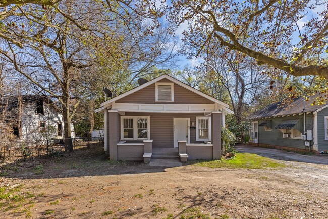 Building Photo - Beautifully Renovated 4 Bedroom 2 Bath Hom...