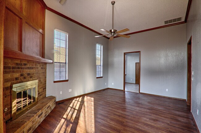 Building Photo - Beautiful house in Yukon 3 bed and 2 bath
