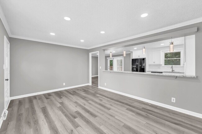 Building Photo - Wonderful 3 bed 2 bath with a modern interior