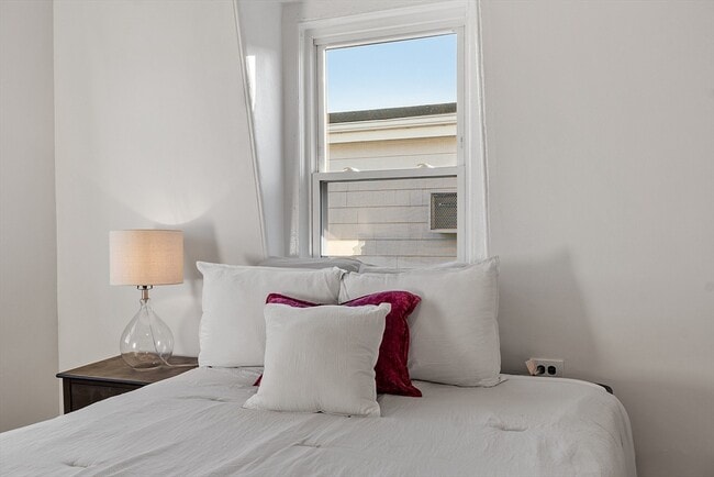 Building Photo - 54 Bonair St