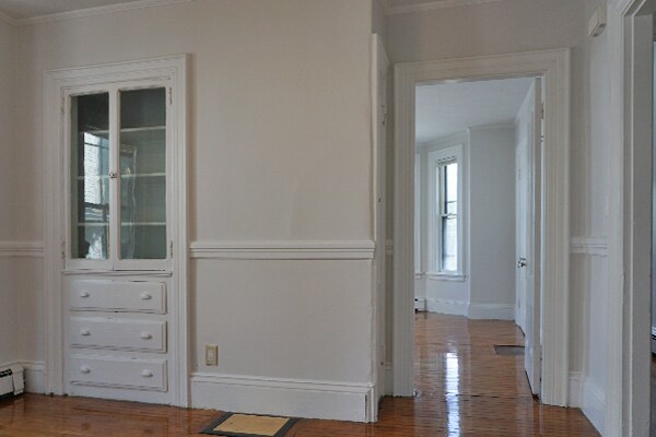Building Photo - 29 Maple St