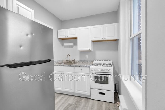 Building Photo - 131 Allen St