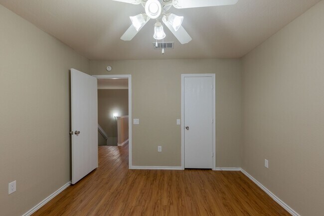 Building Photo - Charming 3BR/2.5BA Home with Spacious Back...