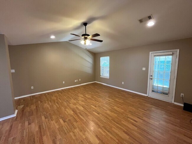 Building Photo - Nice Benton 3 bedroom 2 bathroom house.