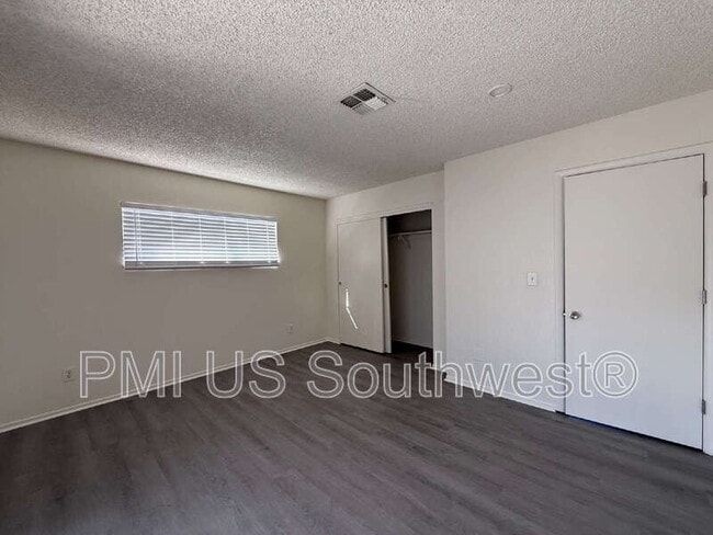 Building Photo - 664 Honeysuckle Rd