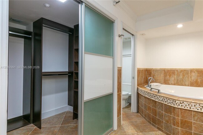 Building Photo - 3500 Mystic Pointe Dr