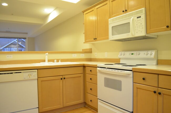 Building Photo - Klahanie 2 bedroom condo is available to move in September 1st