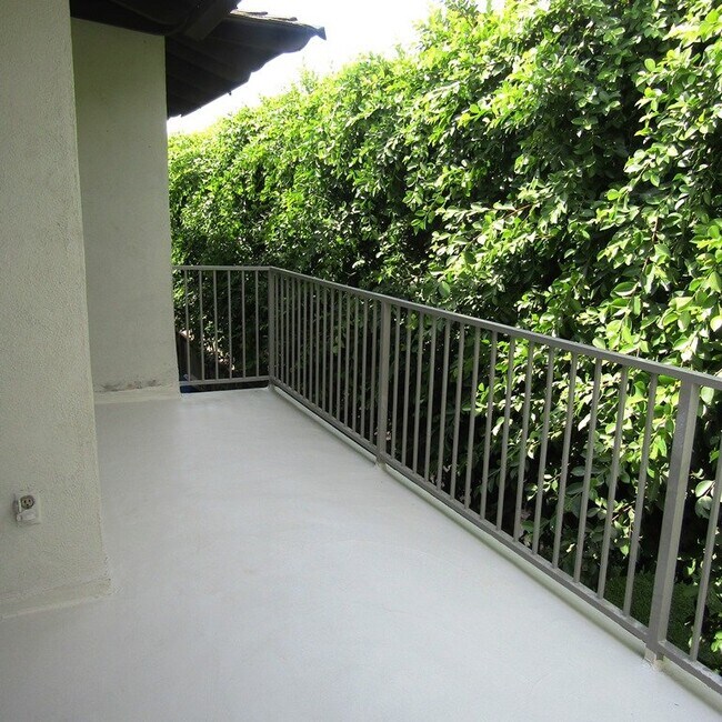 Building Photo - 417 E Badillo St