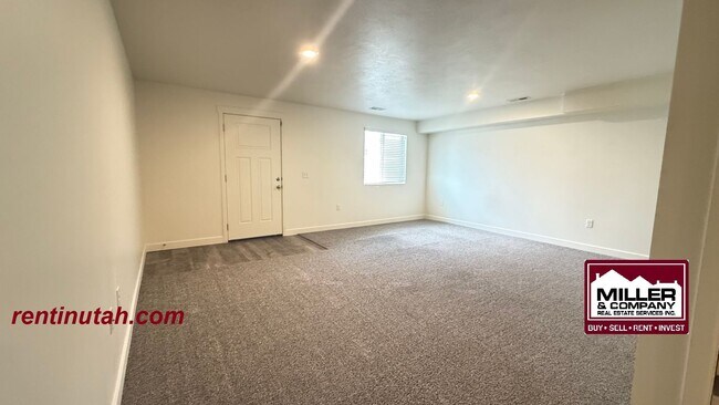 Building Photo - Herriman Townhouse