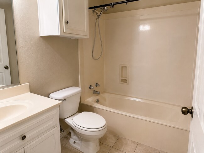 Building Photo - "Charming 3-Bedroom Retreat with Cozy Fireplace in College Station – 1485 Sq. Ft. of Comfort!"