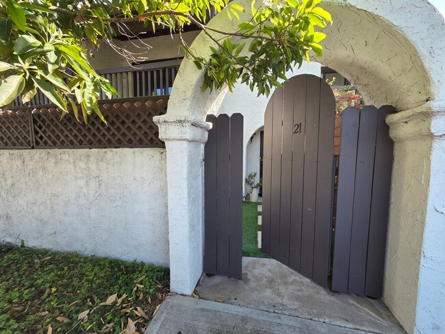 Building Photo - 2 Bedroom 2.5 Bath Town House in West Ventura