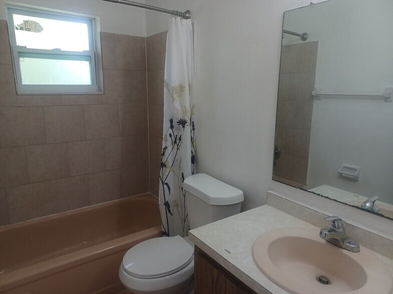Building Photo - 4808 Lucaya Dr