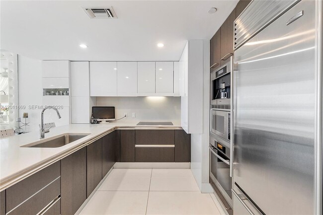 Building Photo - 17001 Collins Ave