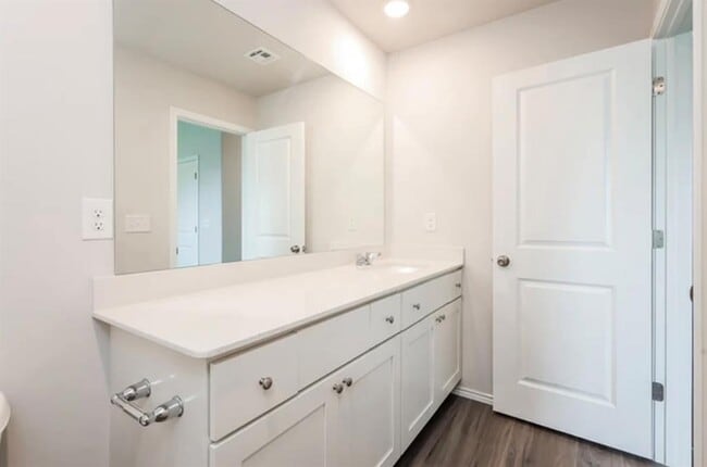 Building Photo - 2003 Malus Wy