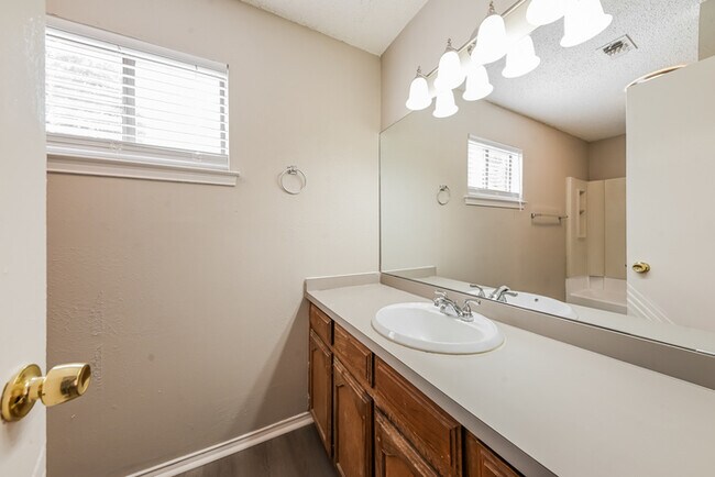 Building Photo - Spacious Duncanville 3-Bedroom Home