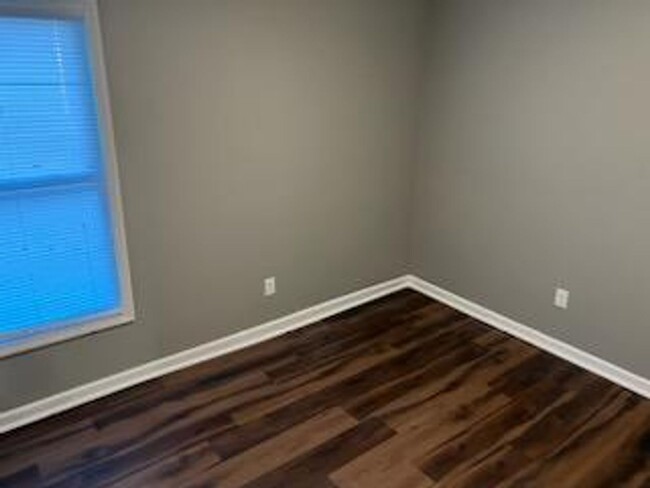 Building Photo - Newly renovted 3 bedroom Close to U of L a...