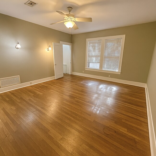 Building Photo - Best located house in West Campus, 6 large bedrooms open floorplan.