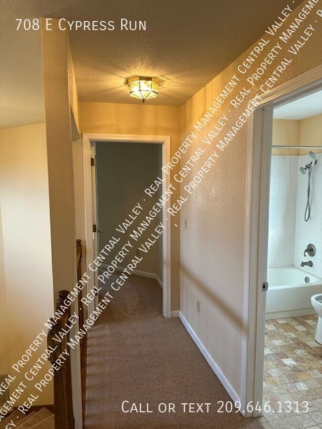 Building Photo - Woodbridge Greens Beautiful 3 Bedroom 3 Ba...