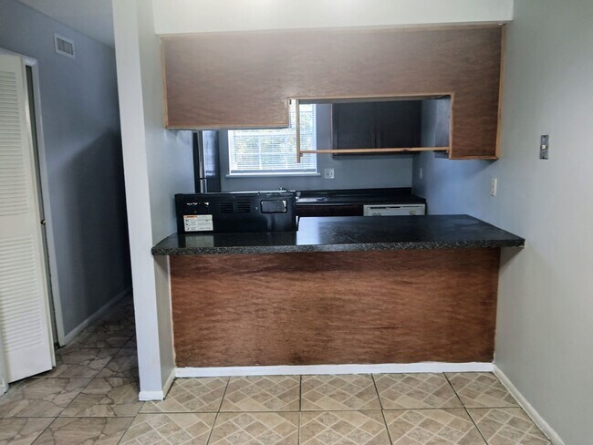 Building Photo - Grove Park Condo