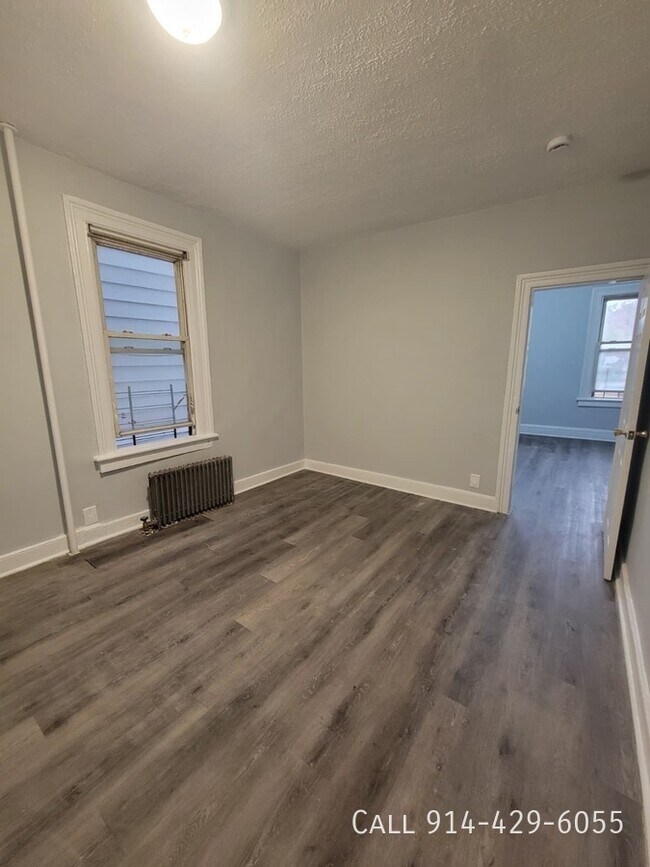 Building Photo - 160 Waverly St