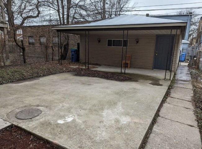 Building Photo - Spacious 3BR Unit in Quiet South Side Buil...