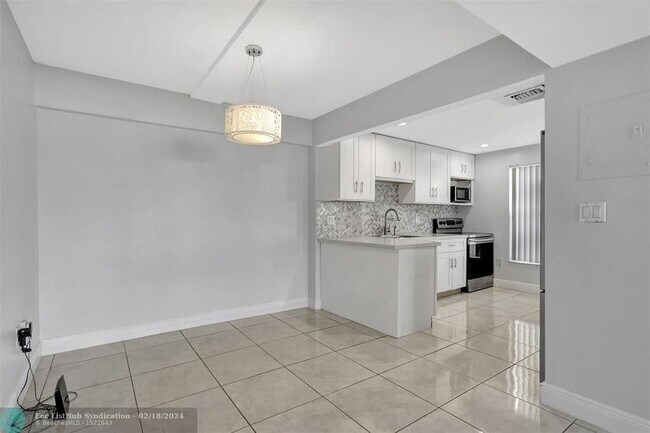Building Photo - 4156 Inverrary Dr