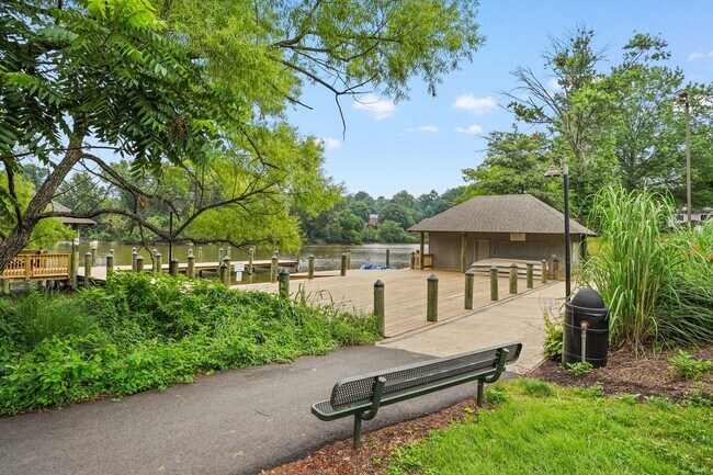Building Photo - Modern Comfort in Sought-After Gaithersburg