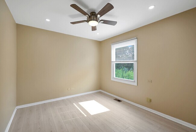 Building Photo - 1356 Larchmont Dr