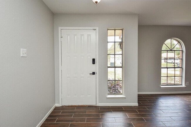 Building Photo - 2706 Foliage Green Dr