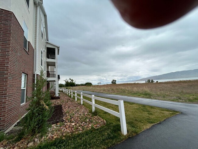 Building Photo - Beautiful Newly Built 3 bedroom, 2 bathroom Condo in Vineyard!
