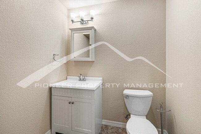 Building Photo - Spacious Townhouse with Fenced Patio and Washer/Dryer