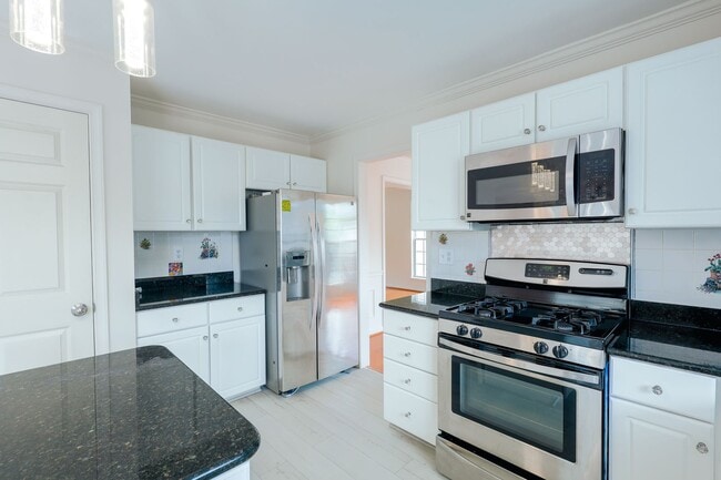 Building Photo - Beautiful 4 BR/3.5 BA Single-Family Home i...