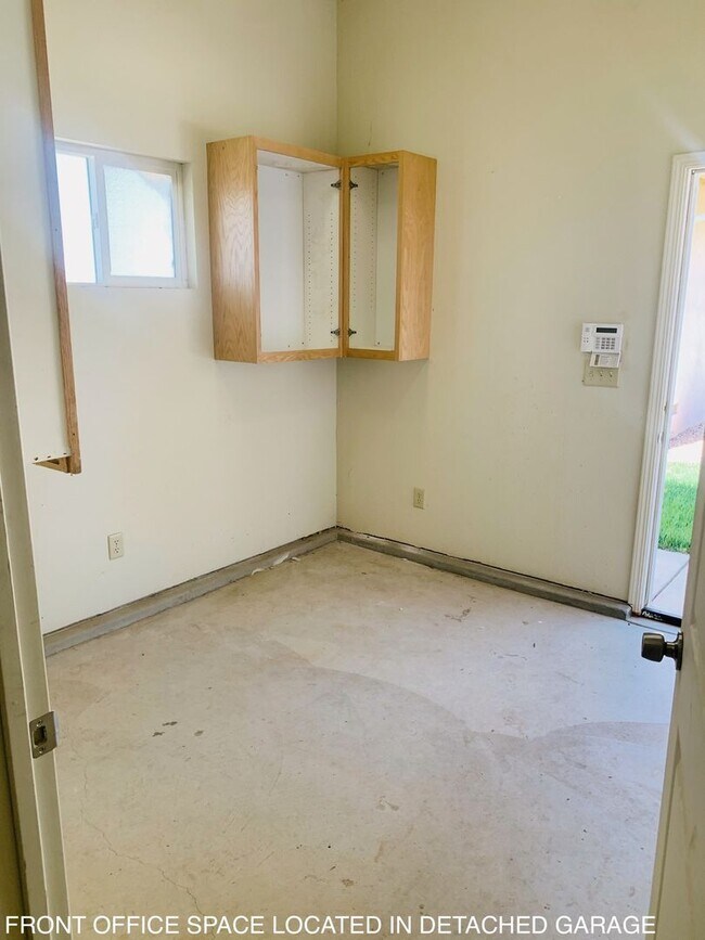 Building Photo - 3 bedroom home w/ large shop & office space!