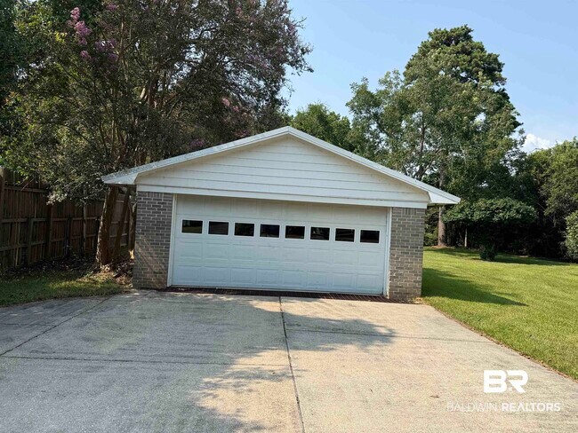 Building Photo - 110 Patrician Dr N