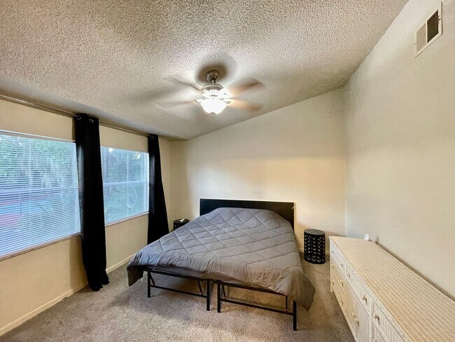 Building Photo - Charming 2 Bed, 2 Bath Condo in Gated Dock...