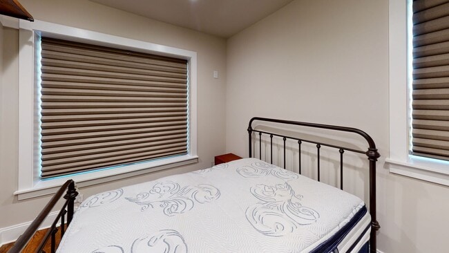 Building Photo - Fully Furnished 2 Bedroom Home With Utilities Included!